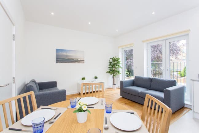 2 rooms available - lovely 3-bedroom flat in SW11 Main Photo