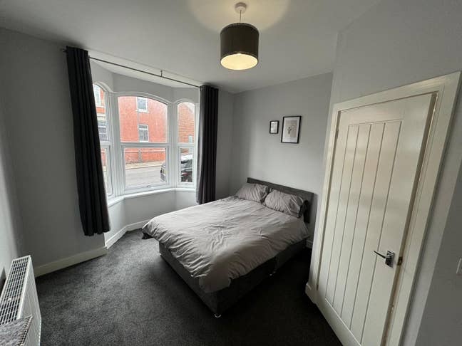 Fully Furnished Double En-Suite Room in Shared Hou Main Photo