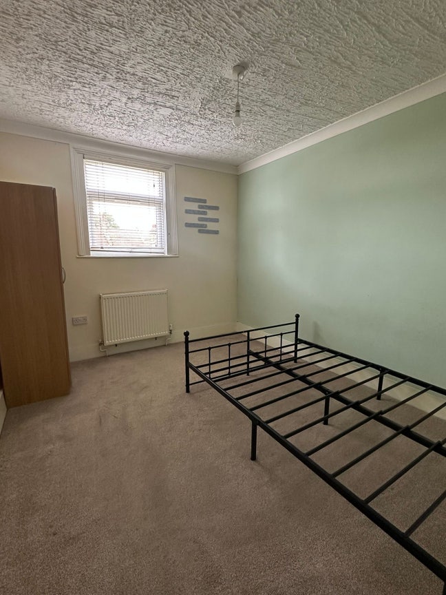 Family of 4 looking to rent spare room Main Photo
