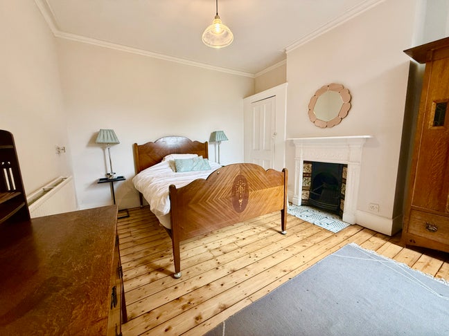 Charming double bedroom in Highbury household Main Photo