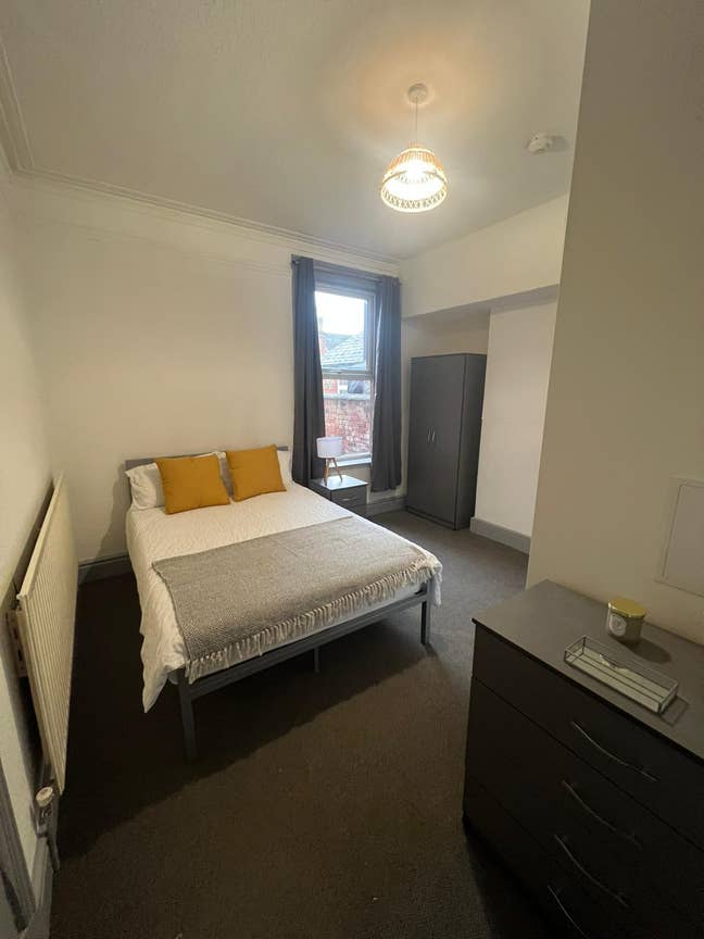 Large Newly Refurbished House Town Centre Main Photo