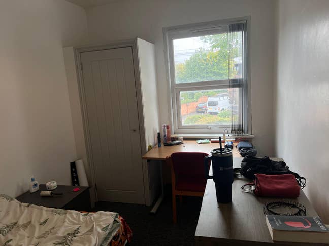 Double-bed room in a  7 bedroom spacious home Main Photo