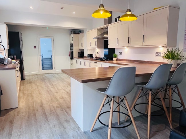Large Room in Luxury House in a Great Location Main Photo