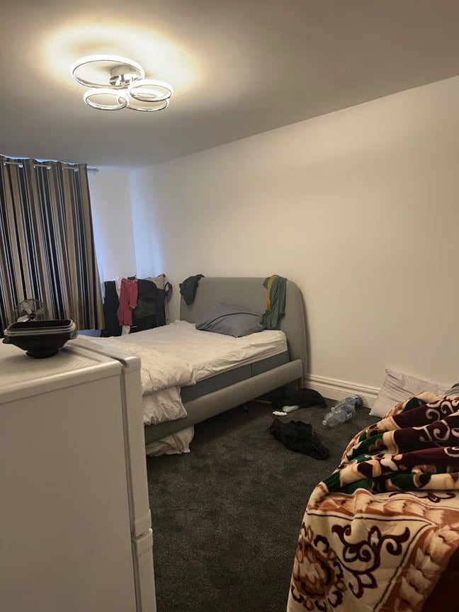 Double room available in UB6 9SR Main Photo