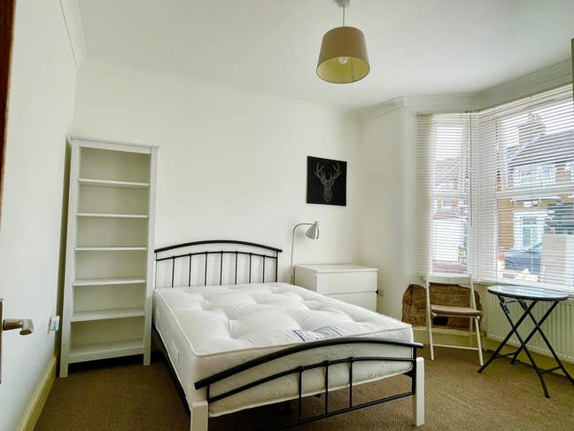 Bright room in Leyton close to Whipps Cross hospit Main Photo