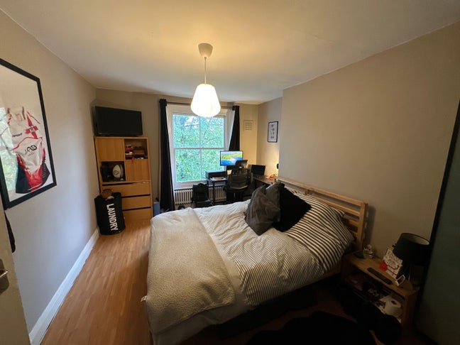 Spacious Entire 2-Bed Split Level Flat for Rent Main Photo