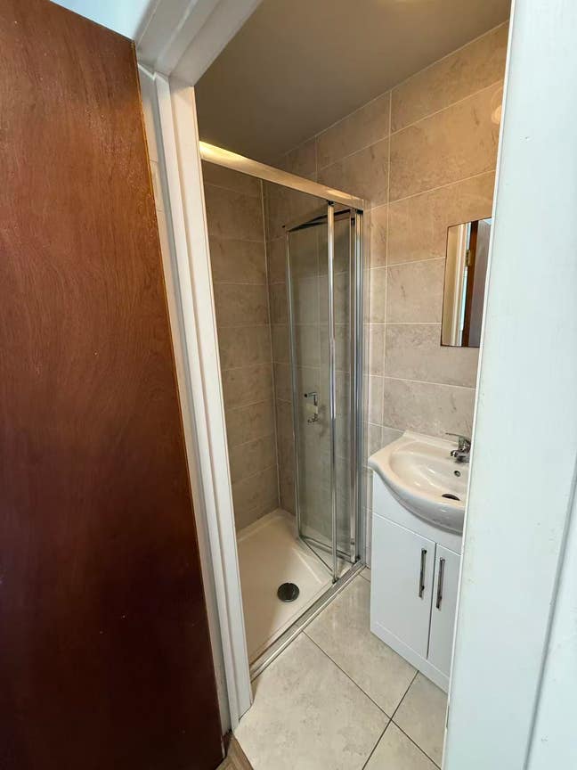 Ensuite room in excellent condition Main Photo