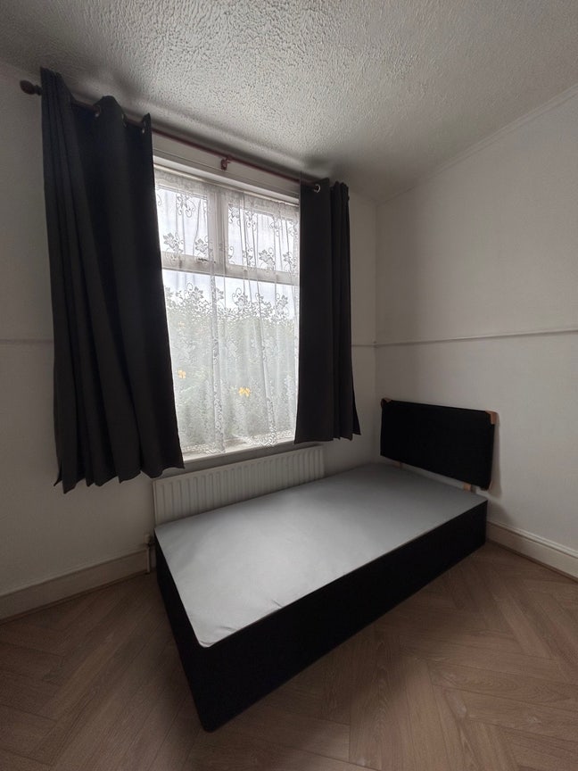 Small Double room available  Main Photo
