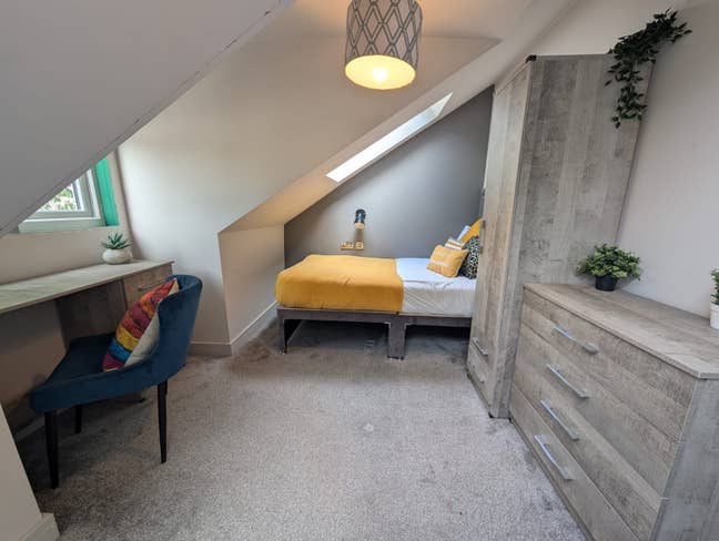 Hassle‑free modern room for working professionals Main Photo