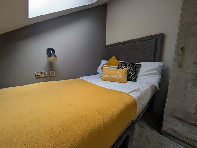 Hassle‑free modern room for working professionals Main Photo