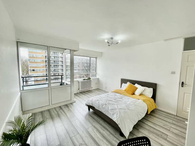 Spacious XXL Room with Balcony near Sloane Square Main Photo