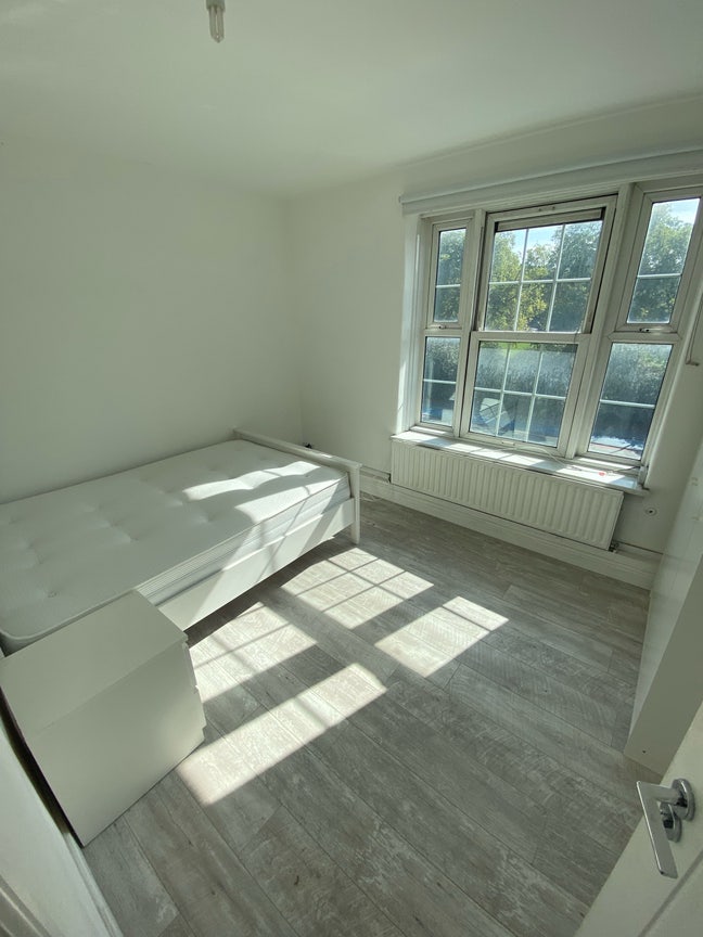 New Stunning 3 bed with Living Room in Oval! Main Photo