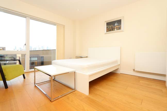 🌟 Modern Double Room with Balcony-North Greenwich Main Photo