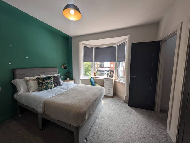 Hassle‑free modern rooms for working professionals Main Photo