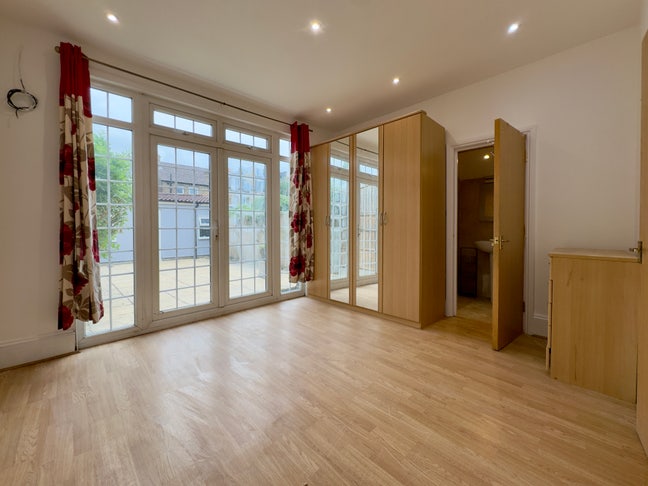 Studio with Garden 5 Min Bus to Ealing  Main Photo