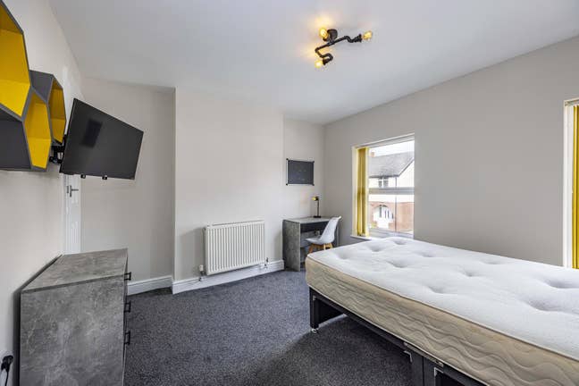 Available now! Professional Room in Beeston. Main Photo