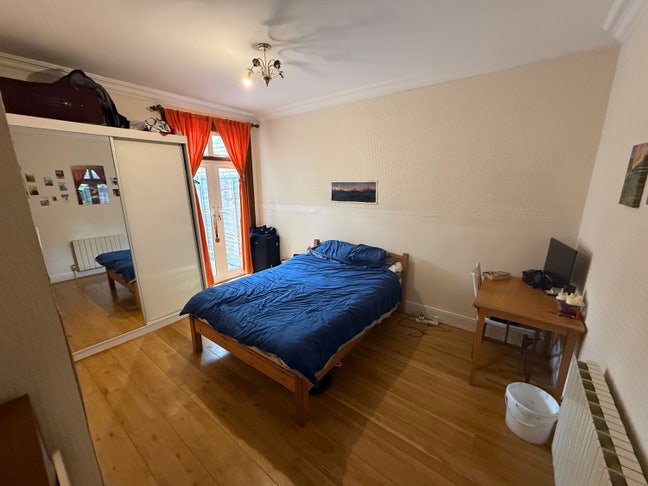 Spacious double bedroom Main Photo