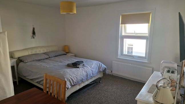 En suite double room off high street Main Photo
