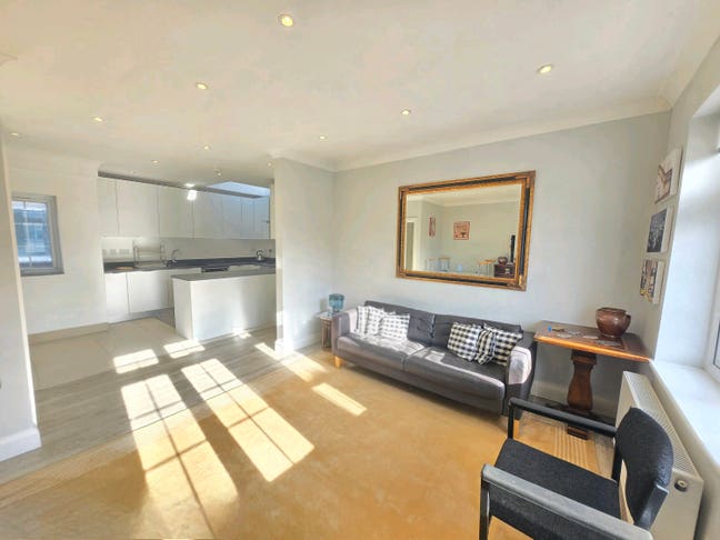 Whole Spacious 2 bedroom flat to rent in NW11 Main Photo