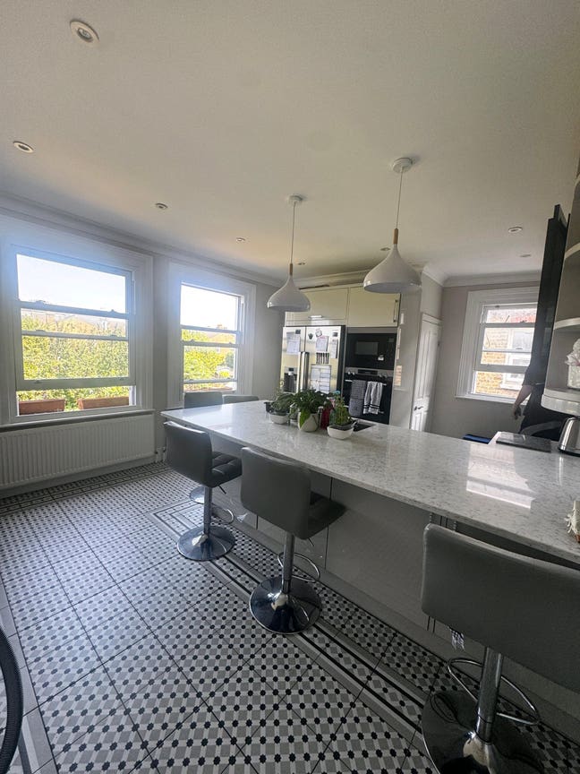 Huge room in Earlsfield social house  Main Photo