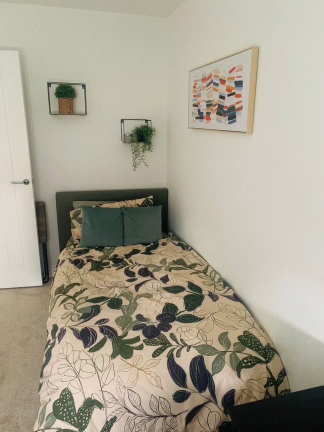 Single bedroom to rent in family home Main Photo