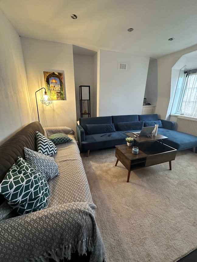 Single room for rent in Morden Main Photo