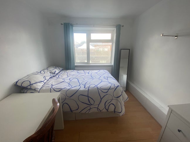 Bethnal Green Road!! Amazing Double Available Now! Main Photo