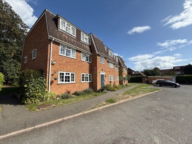 Newly Refurbished 2 Bedroom 1st Floor Flat Main Photo