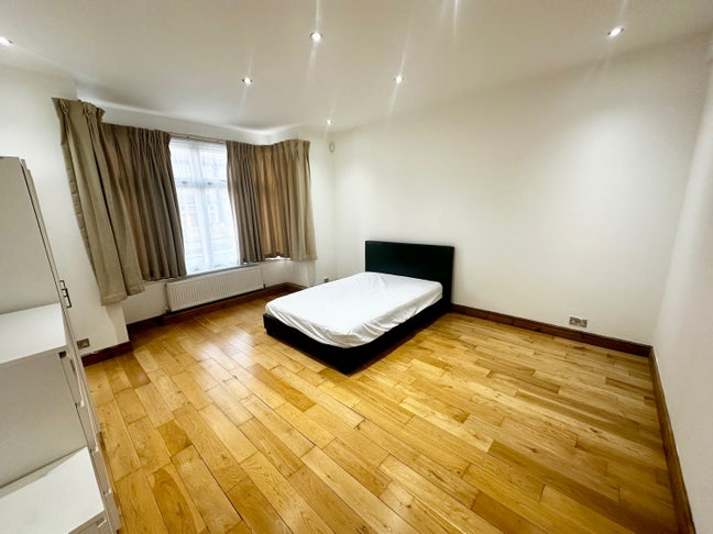 2 Rooms Available – 5 Bedroom Property Main Photo