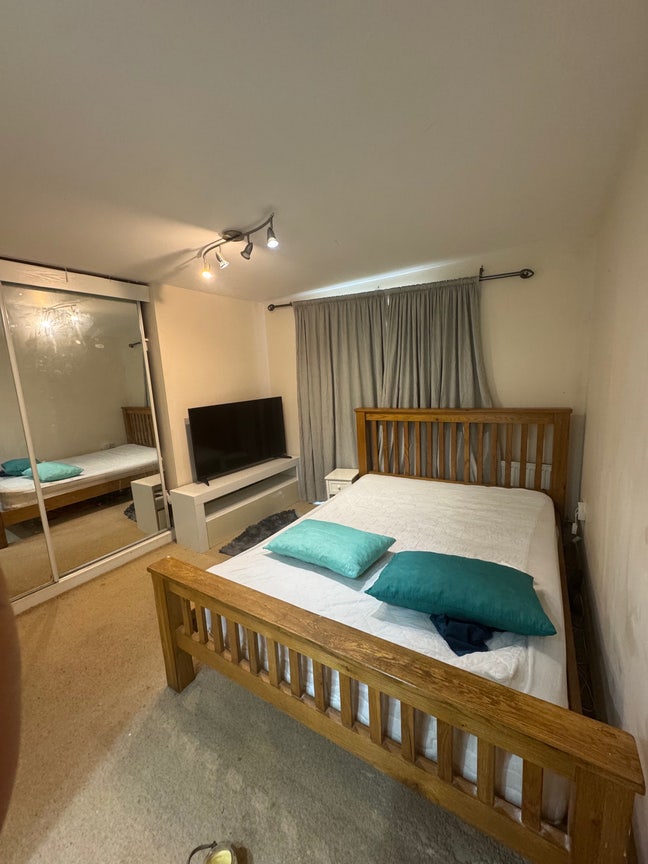 Double bed en-suite bedroom for rent Main Photo