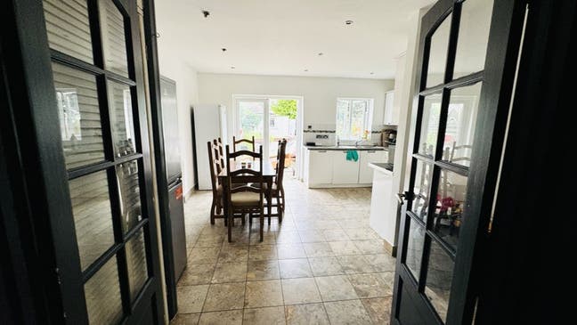 Spacious 5 Bed  House with Ensuite -Surbiton Main Photo
