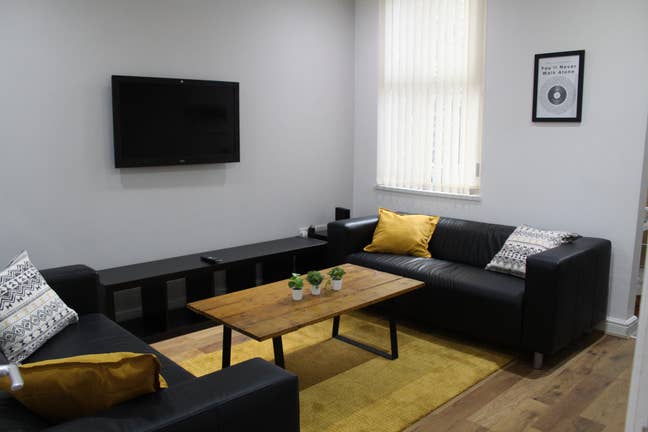 Room available in student house all bills included Main Photo