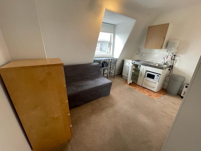 Good Value Room Seconds From Tube Main Photo