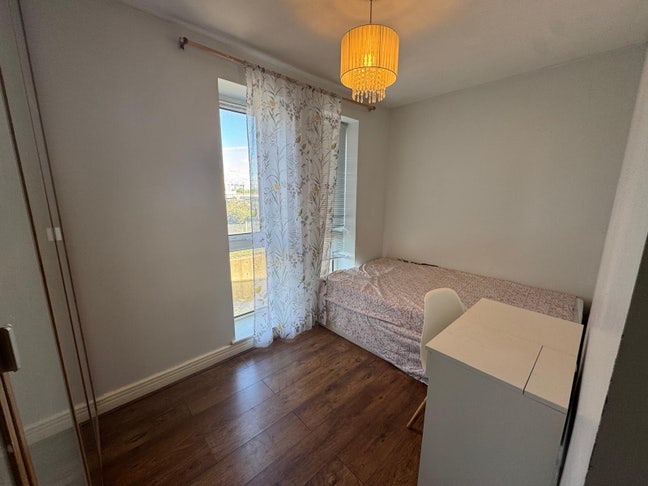 Females needed , free gym , gated block ,Stratford Main Photo