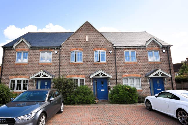 Furnished Double Bedroom. Aston Clinton, HP22. Main Photo