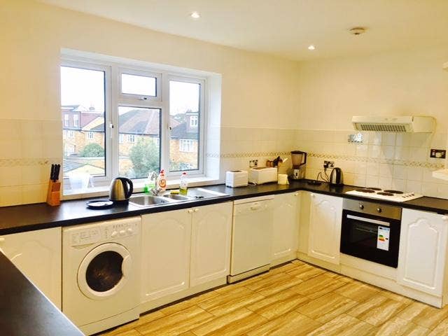 Furnished Single Room Available in Glaston Court Main Photo