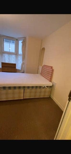 Large room available in lovely quiet house  Main Photo