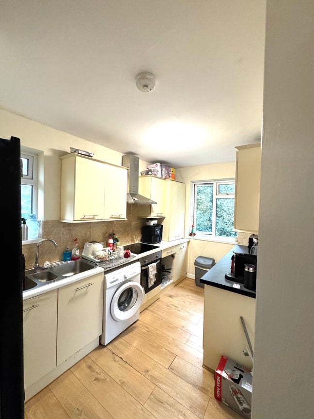 Bright furnished room walking distance to Bromley  Main Photo