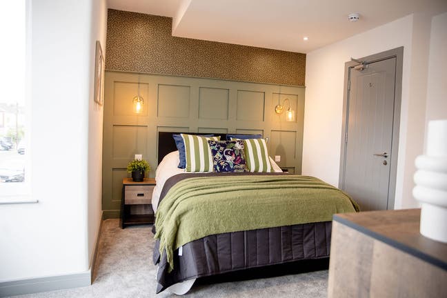Fantastic large double bedroom with en-suite  Main Photo
