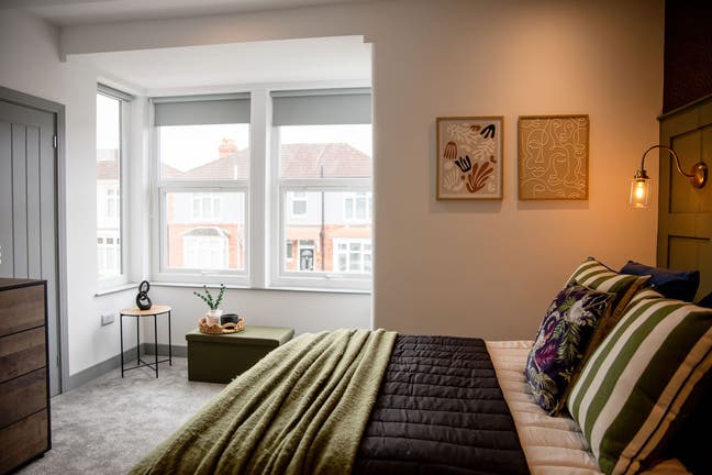 Fantastic large double bedroom with en-suite  Main Photo