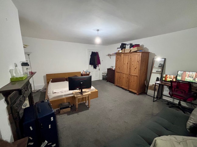Bright & spacious double room in a park side hom Main Photo