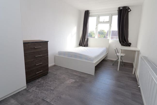 Amazing Room Avaialble in Redbridge! Main Photo