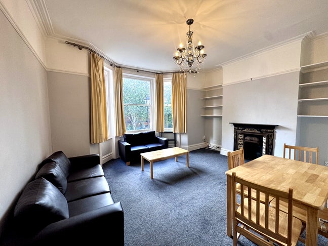 Spacious 3 bedroom flat to rent in Hammersmith Main Photo