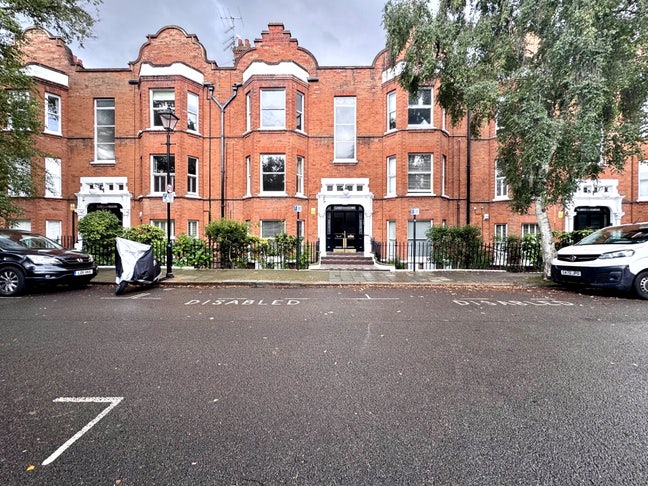Spacious 3 bedroom flat to rent in Hammersmith Main Photo