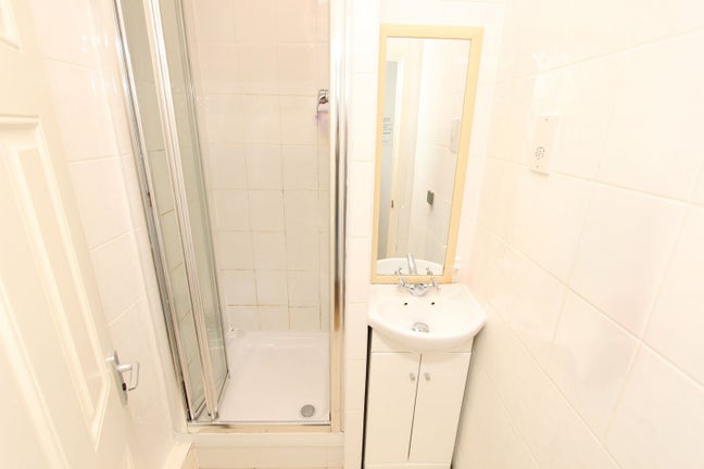Zone 1! Next to Elephant&Castle Tube! Good Value Main Photo