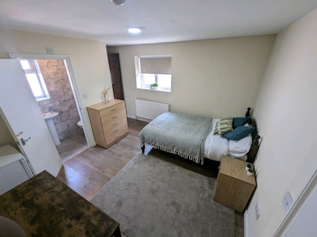 Spacious Double Ensuites | 8Min Walk from Station Main Photo