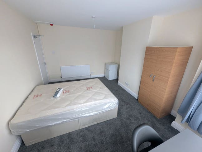 Spacious Double Rooms | 8Min Walk from Station Main Photo