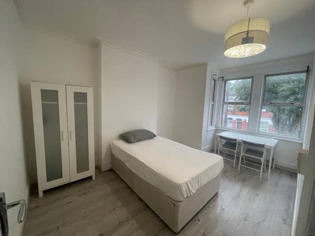 Room in Cricklewood overlooking garden Main Photo