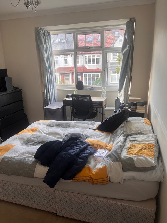 Large double with spacious living room and garden Main Photo