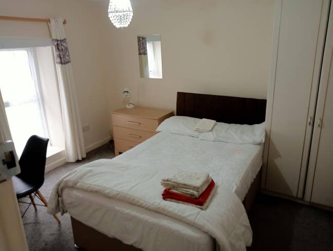 Room to let 5 mins Glangwili Hospital/town centre Main Photo